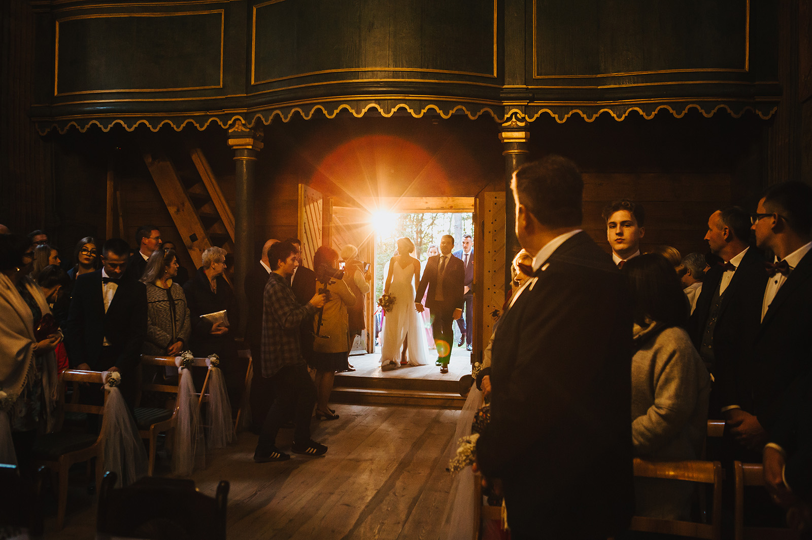 ślub w drewnianym kościele